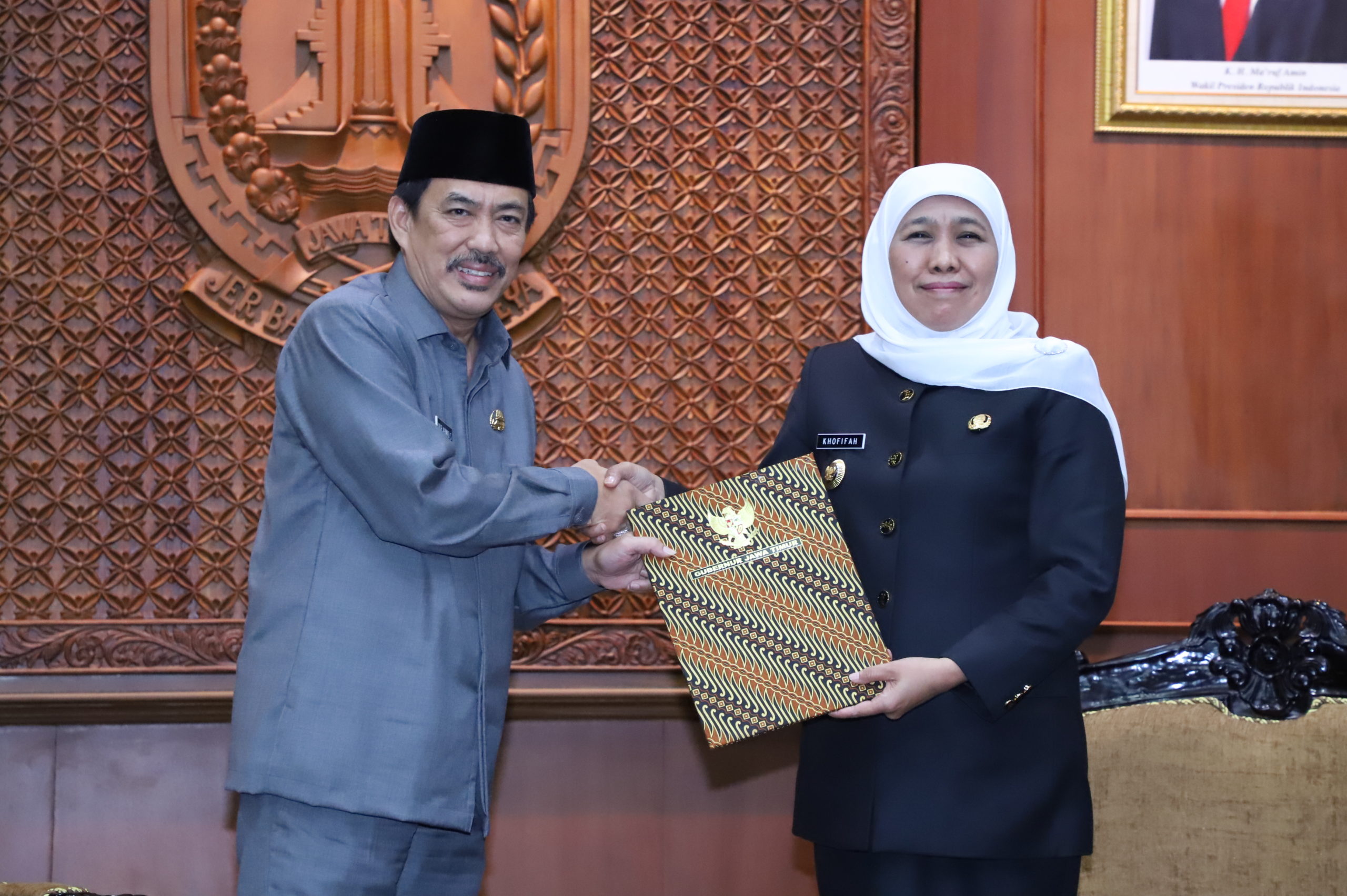 Wakil Bupati Sidoarjo Nur Ahmad Syaifuddin resmi melaksanakan tugas dan wewenang sebagai pelaksana tugas (Plt) Bupati Sidoarjo menggantikan Saiful Illah.