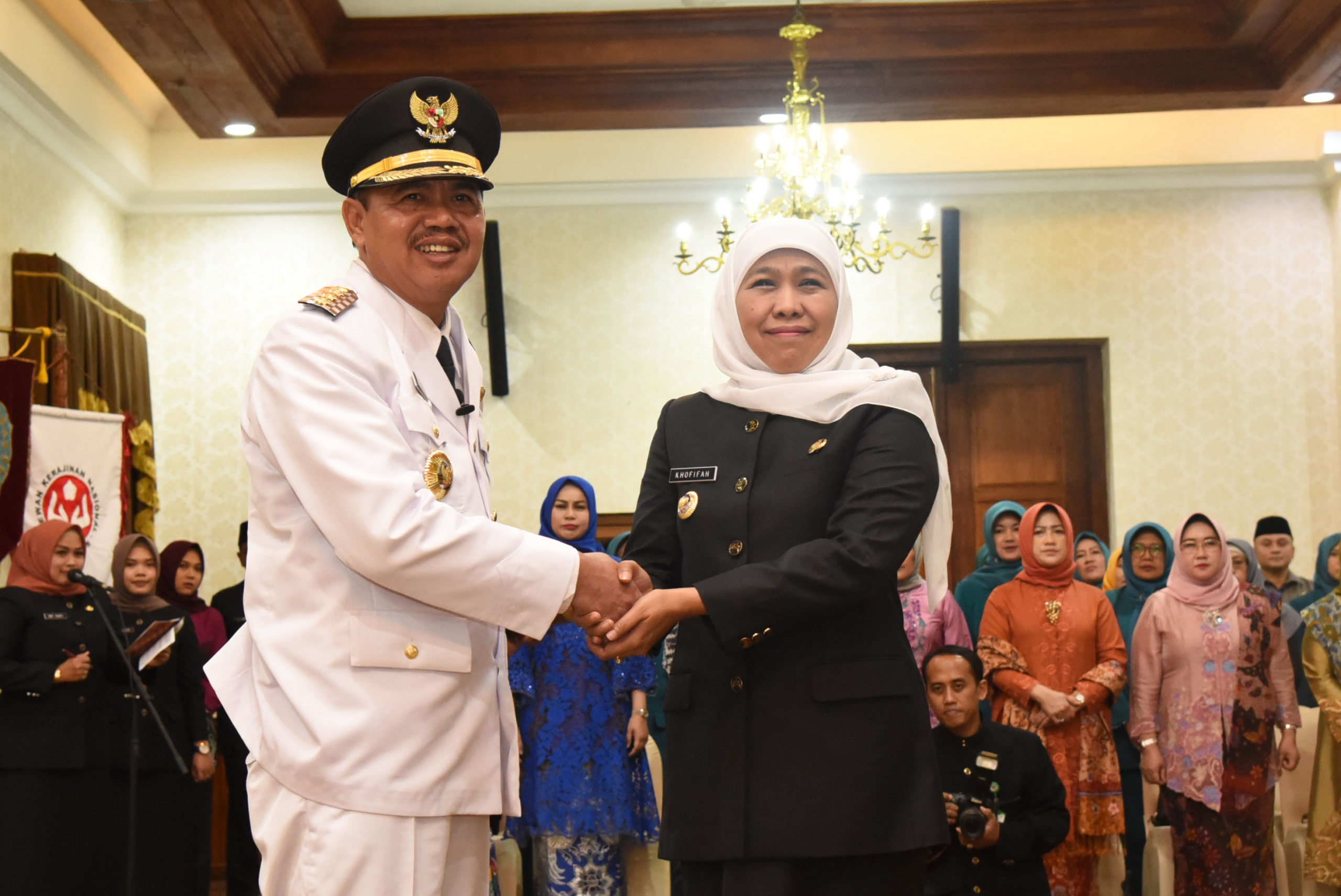 Gubernur Jawa Timur lantik Bupati Kab. Mojokerto di Grahadi (3) (1).JPG