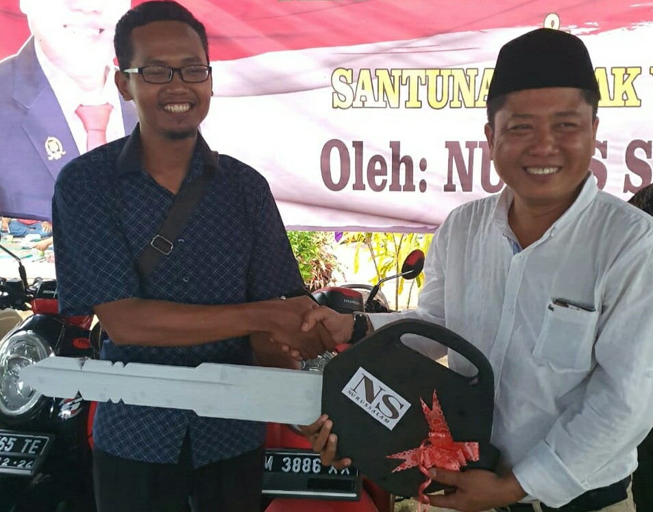 Nurul Salam politisi partai Gerindra membagikan motor pada relawan dan tim sukses, dan bakti sosial. 