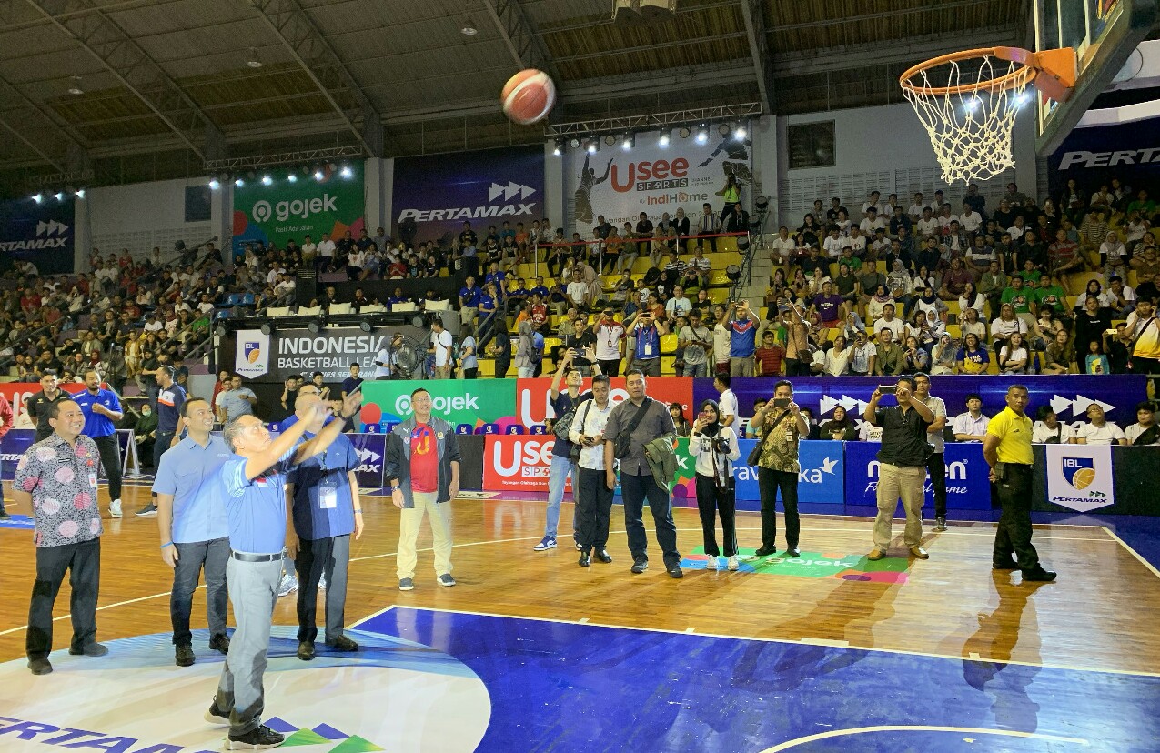 Menteri Pemuda dan Olahraga RI (Menpora) Zainudin Amali secara simbolis melempar bola basket sebagai pembukaan League (IBL) 2020 pada seri pertama di GOR Sahabat, Pedurungan, Semarang, Jawa Tengah, Jumat (10/1).