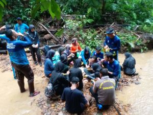 Puluhan Aktivis Lakukan Aksi Bersih Sungai Sikapi Krisis Air di Nunukan