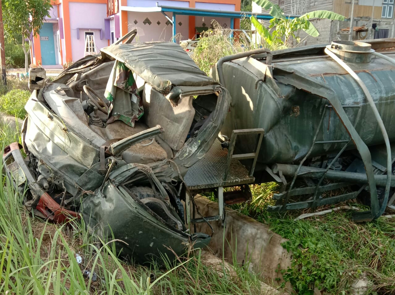 Mobil Tangki yang mengalami kecelakaan dan menyebabkan gugurnya 2 anggota Sat-Gas Pamtas RI - Malaysia di Sebatik, Nunukan, Kalimantan Utara