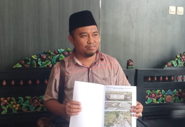 Kuasa hukum masyarakat Desa Errabu Rausi Samorano saat menunjukkan dokumen di Kantor Kejari Sumenep. (FOTO: NUSANTARANEWS.CO/Mahdi)