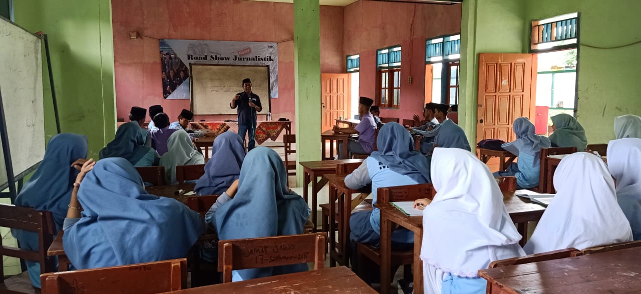 Pengurus AMOS saat memberikan materi pada siswa MA Maslahatul Hidayah . (Foto: nusantaranews.co/ Mahdi)