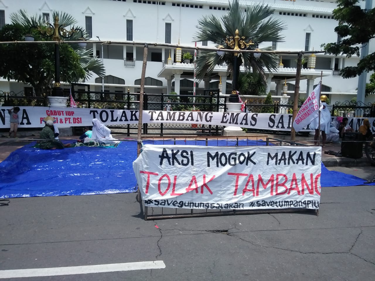 warga penolak tambang Tumpang Pitu menggelar aksi mogok makan.