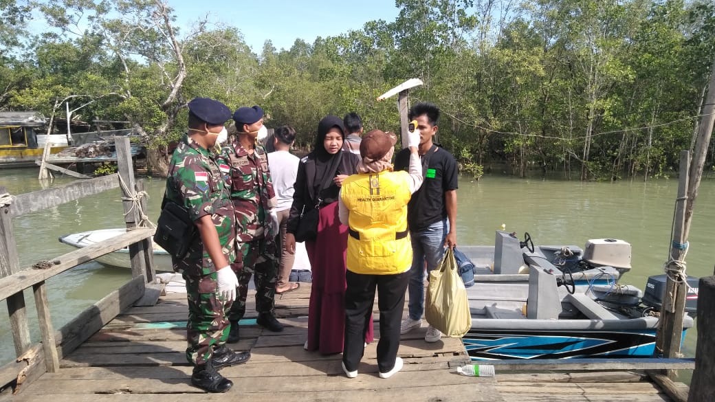 Personil TNI AL dari Pos AL Sri Pancang, Sebatik, Nunukan, Kaltara melakukan pemeriksaan terhadap semua warga yang masuk Perbatasan