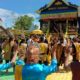Para Pemuda dan Pemudi suku Tidung menari bersama tamu undangan dalam acara Pembukaan Iraw Borneo Bersatu 2020 di Pelataran Baloi ( Rumah Adat Tidung ) Desa Binusan, Nunukan, Kaltara, Rabu (11/3/2020).
