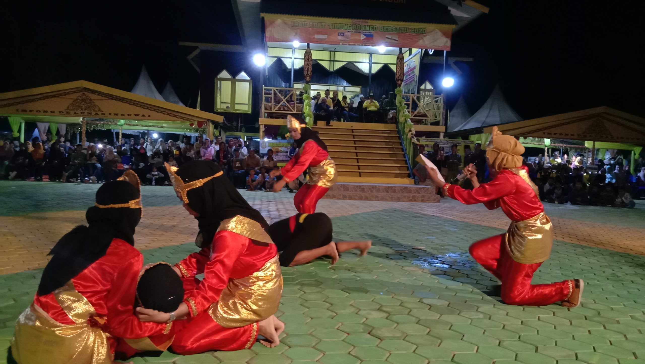 Penampilan siswa SMK Negeri Nunukan yang pulau ribuan penonton Iraw Tidung Borneo Bersatu 2020