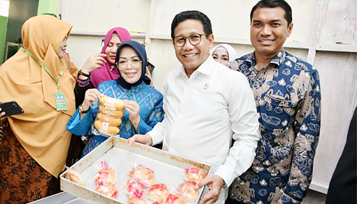 Menteri Desa PDTT Kunjungi Pabrik Roti BUMG Cot Girek Kandang