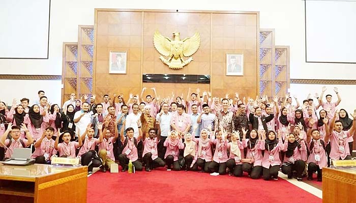 Para siswa Se-Malaysia Kunjungi DPR Aceh