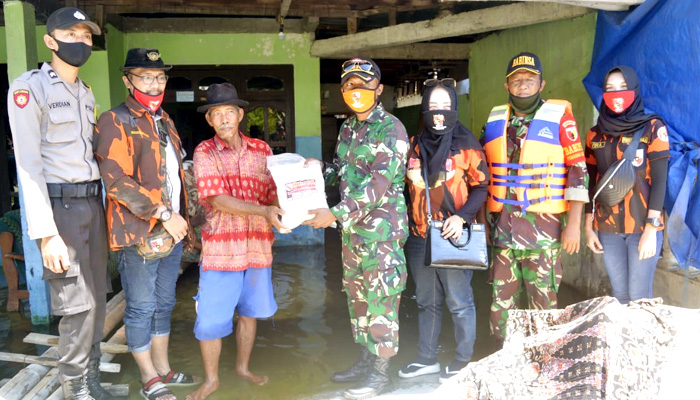 Kodim Lamongan salurkan sembako untuk warga korban banjir. Kodim Lamongan Salurkan Paket Sembako untuk Warga Korban Banjir