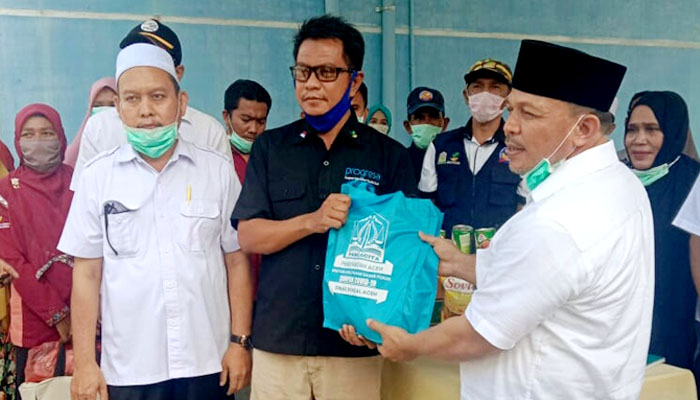 Bupati Pidie Jaya menerima bantuan sosial pemerintah Aceh dalam rangka penanganan Covid-19 