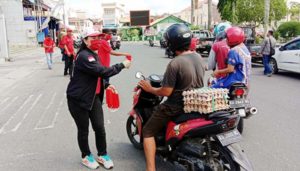 Cegah Corona, PDIP Nunukan Bagikan Masker Kepada Para Pengguna Jalan