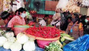 Sidak Pasar Tradisional, Kapolres Pelabuhan Tanjung Perak Jamin Ketersediaan Bahan Pokok