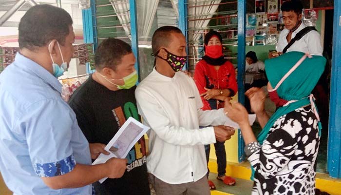 Anggota DPRD Nunukan pantau penukaran voucher bantuan sosial.
