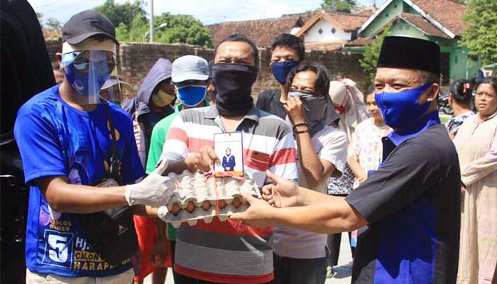 Banyak warga terdampak pandemi, Anggota DPR RI Sri Wahyuni bagikan telur ayam.