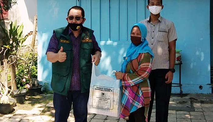 Ajak tak mudik lebaran, ketua Komisi A DPRD Jatim Mayjen TNI (purn) Istu Hari Subagyo bagikan 500 paket sembako