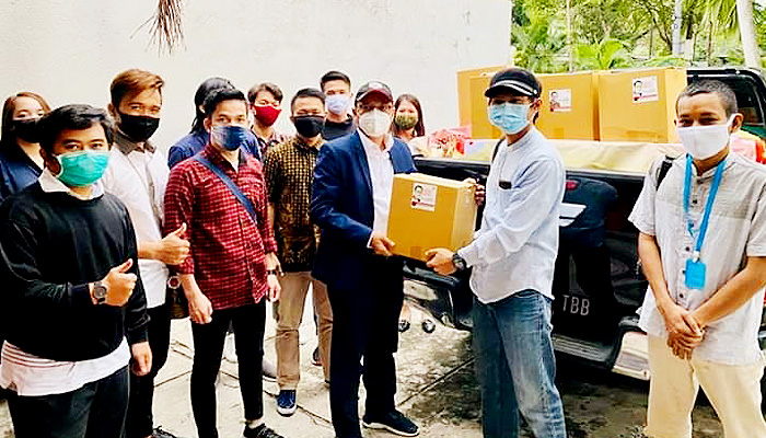 Deddy Sitorus berikan bantuan kepada para mahasiswa asal Kaltara di Jakarta. 