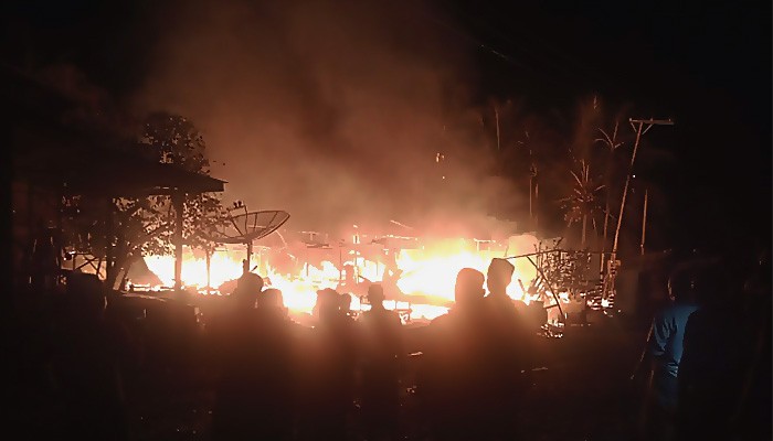 Lima unit rumah berkonstruksi kayu warga Dusun Bidari, Gampong Leubok Pusaka Kecamatan Langkahan Aceh Utara terbakar
