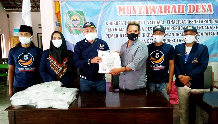 Cegah Pandemi Covid-19, Legislator Nasdem Mirza Ananta bagikan masker kain.