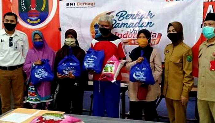 Penyerahan Bingkisan Sembako dari BNI untuk para Petugas Kebersihan di Nunukan