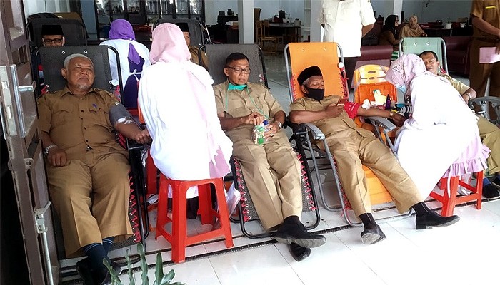 Acara donor darah di kantor cabang Dinas Pendidikan Kabupaten Aceh Tamiang.