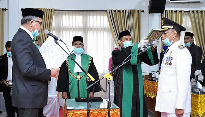Pelaksana Tugas (Plt) Gubernur Aceh Nova Iriansyah melantik Dr. Muzakkar A. Gani, SH, M.Si sebagai Bupati definitif Kabupaten Bireuen