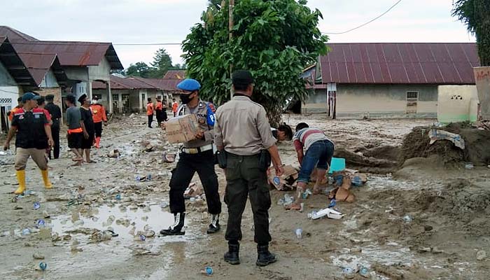 Bantu Evakuasi Korban Banjir Bandang di Kabupaten Luwu Utara, Masamba, Polres Palopo Terjunkan 20 Personil