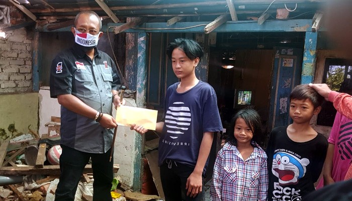 Ortu ambeien dan empat anak tak sekolah, Dewan Jatim gelontor bantuan di Surabaya