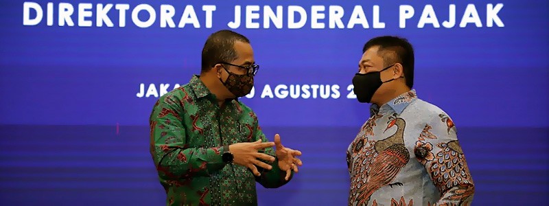 Direktur Jenderal Pajak Suryo Utomo (kiri) dan Direktur Utama Telkom Ririek Adriansyah (kanan) berbincang usai penandatanganan Nota Kesepahaman Integrasi Data Perpajakan antara Telkom Indonesia dan Direktorat Jenderal Pajak di Jakarta, Senin (10/8).