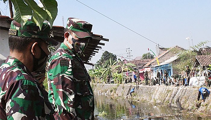 Karya Bakti pupuk kemanunggalan TNI dan Rakyat di Mojokerto.