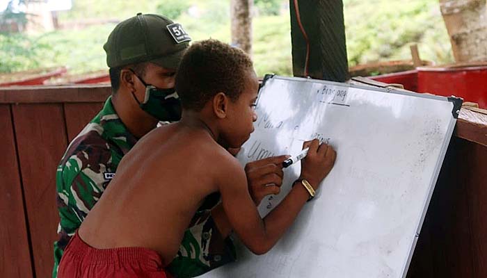 Dua Prajurit TNI diterjunkan untuk mencerdaskan anak-anak perbatasan