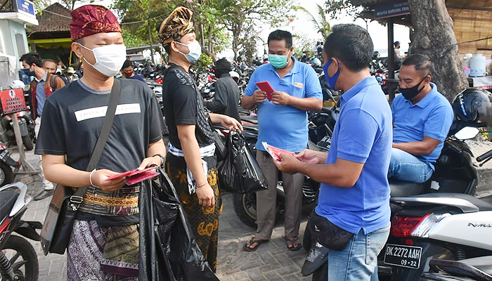 Forkom Antar Media Bali Bangkit bagikan 5000 masker di Bali secara gratis.