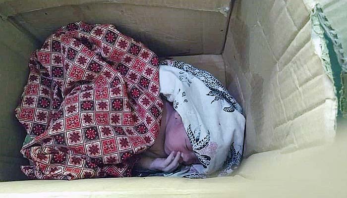 Warga Gapura Sumenep temukan bayi laki-laki terbungkus klardus di belakang puskesmas.