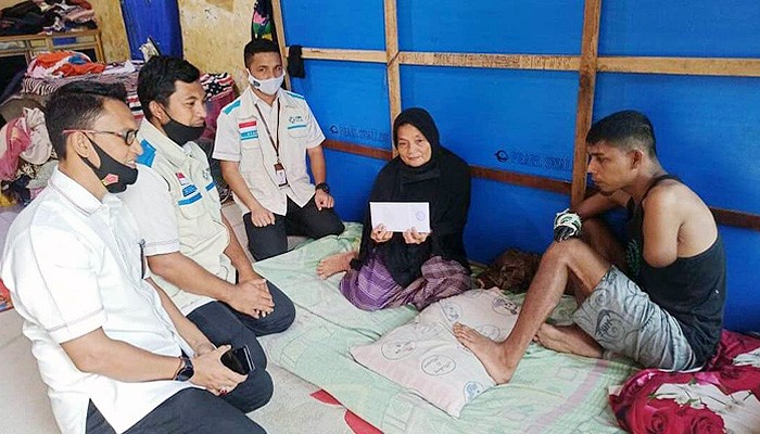 Pihak PLN dan Dinas Sosial Aceh bantu korban tersengat listrik.