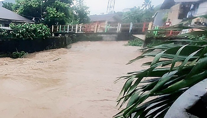 Banjir dan tanah longsor rusak rumah warga Kota Ambon. Hujan dengan intensitas tinggi menjadi salah satu pemicu banjir dan tanah longsor di Kota Ambon, Maluku pada hari Sabtu (3/10).