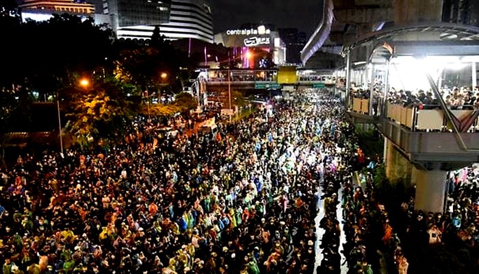 ibuan pengunjuk rasa kembali turun ke jalan di beberapa lokasi kota Bangkok, Thailand pada Sabtu (17/10)