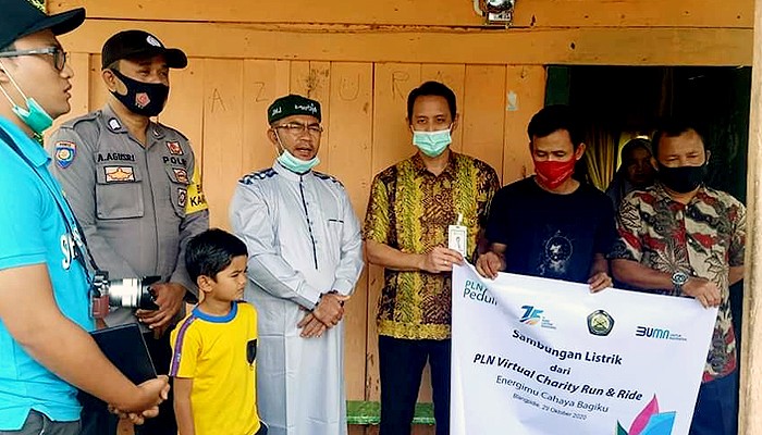 HUT Ke-75 PLN pasang listrik gratis kepada 176 kepala keluarga Aceh Barat Daya (Abdya), Jum'at (30/10).