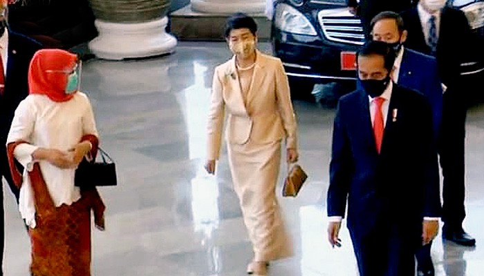 Perdana Menteri Jepang Yoshihide Suga dan istri Mariko Suga hari ini Selasa (20/10) tiba di Jakarta,