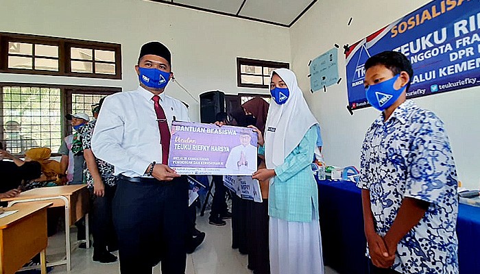 Sebanyak 620 Siswa di Abdya mendapatkan beasiswa Program Indonesia Pintar (PIP) usulan Teuku Riefky Harsya (TRH).