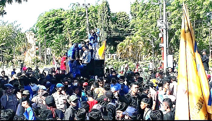 Demo tolak UU Cipta Kerja aktifis PMII-GMNI di depan gedung DPRD Sumenep berakhir ricuh.
