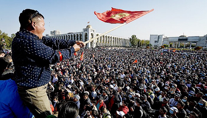 Perusahaan tambang emas Rusia dihancurkan menyusul aksi protes massal pada hari Senin di ibu kota Kirgistan, Bishkek,