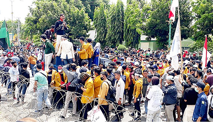 Tolak UU Cipta Kerja ribuan mahasiswa Sumenep turun jalan.