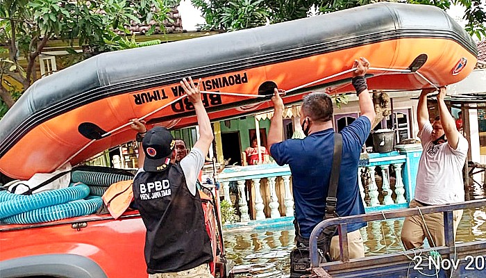 Kirim perahu karet, Plt Kalaksa BPBD Jatim temui korban banjir Pasuruan.