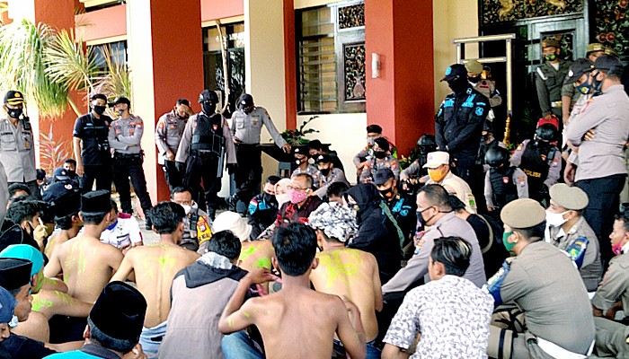 Mahasiswa demo pemkab Sumenep, tuntut tambak udang perusak lingkungan ditutup.
