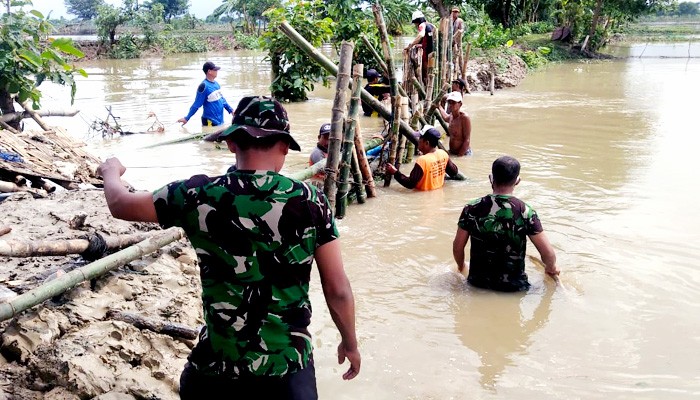 Tanggul Pomahan Jebol. TNI, Polri dan BPBD Lamongan Turun ...