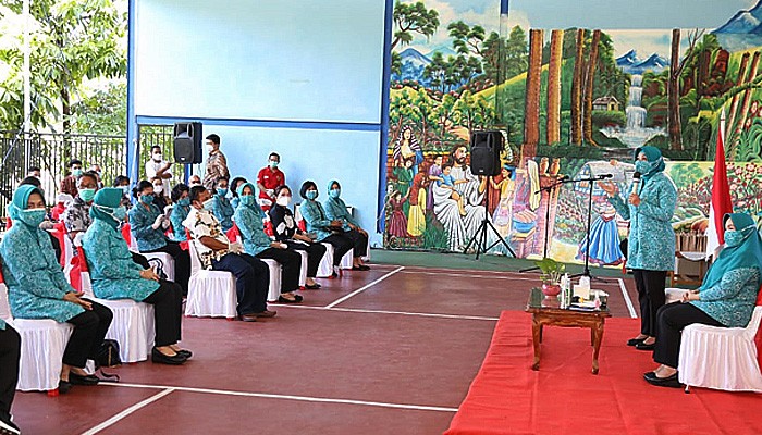 Edukasi protokol kesehatan, Ketua Umum TP PKK sambangi anak-anak panti asuhan di Sulawesi Utara.