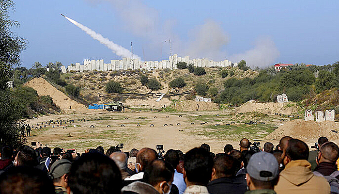 Para pejuang Palestina lakukan latihan militer bersama di Jalur Gaza/Foto: AP