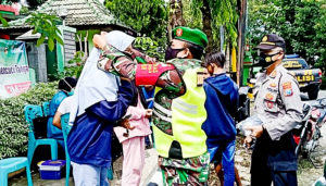 Petugas Gabungan Di Kecamatan Dander Bojonegoro Laksanakan Operasi Gakplin Protkes