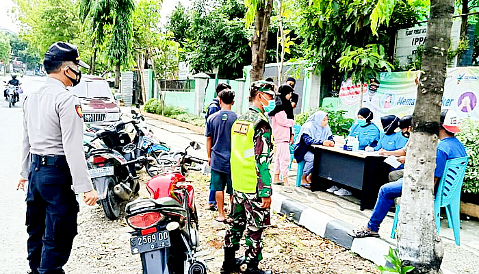 Petugas gabungan di Kecamatan Dander Bojonegoro laksanakan Operasi Gakplin Protkes.